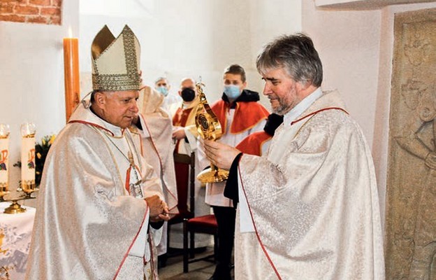 Ks. Adam Woźniak odbiera relikwie św. Jana Pawła II, przekazane przez abp. Mieczysława Mokrzyckiego