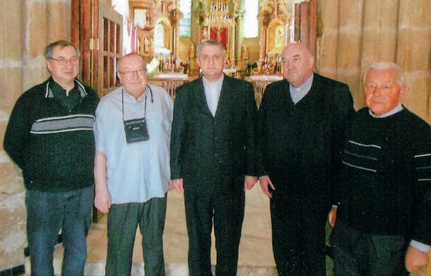 Wizyta w parafii w Trembowli na Ukrainie – 2016 r. Biskup Leon Mały w środku,
ks. Tadeusz Dybeł stoi po jego prawej stronie