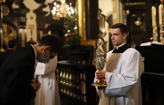 Uczestnicy Mszy św. oddali cześć relikwiom św. Stanisława Biskupa i Męczennika