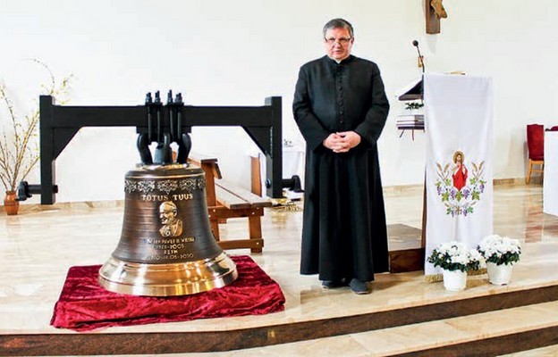 Ks. proboszcz Wiesław Rozdeba przy dzwonie „Święty Jan Paweł II Wielki”