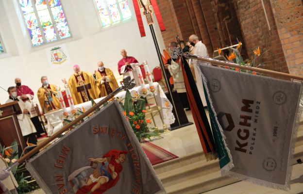 Podczas liturgii biskup poświęcił sztandary reprezentujące centralę KGHM Polska Miedź, Hutę Miedzi 