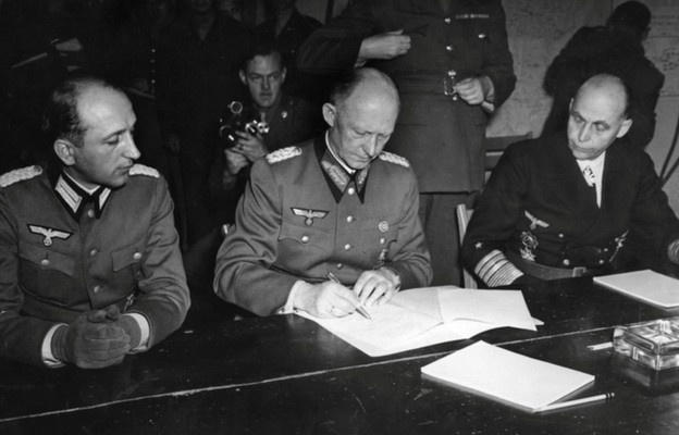 podpisanie aktu kapitulacji przez gen. Alfreda Jodla w kwaterze głównej gen. Dwighta D. Eisenhowera