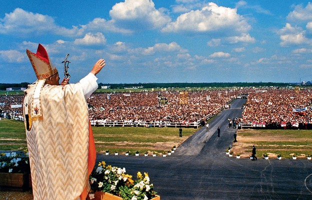Jan Paweł II  pozdrawia i błogosławi wiernych podczas mszy św. na lotnisku białostockiego aeroklubu, 5 czerwca 1991 r.