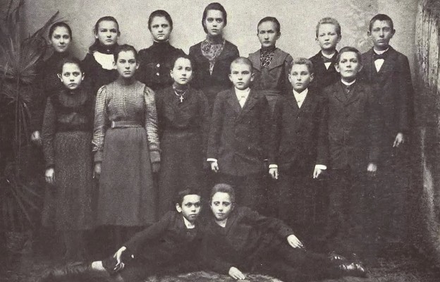 Grupa dzieci z Wrześni (1901 r.)