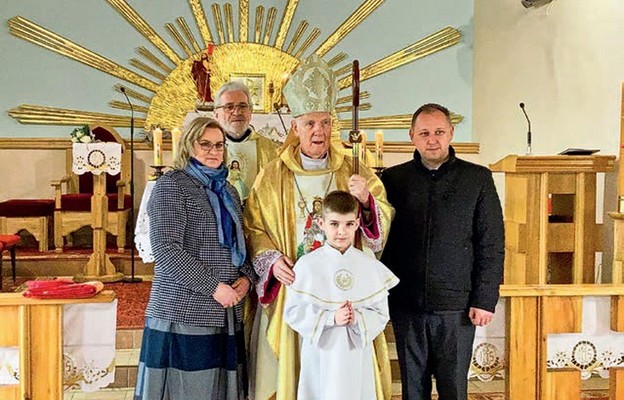 Pamiątkowe zdjęcie Karola z biskupem i rodzicami