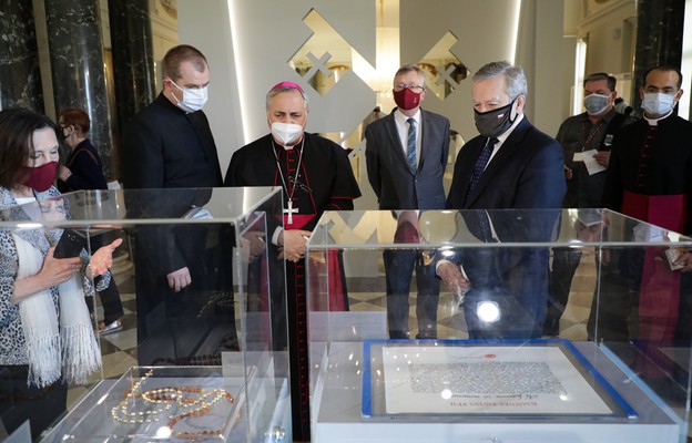 Nuncjusz Apostolski na wystawie z okazji urodzin Jana Pawła II w Warszawie
