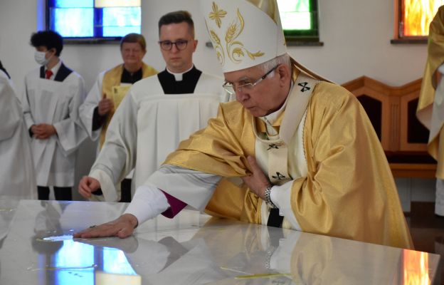 Abp Wacław Depo namaszcza ołtarz krzyżmem