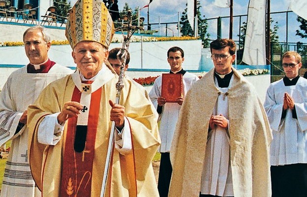 Olsztyn, 5 czerwca 1991 r. podczas procesji przed mszą św. na stadionie klubu sportowego Stomil