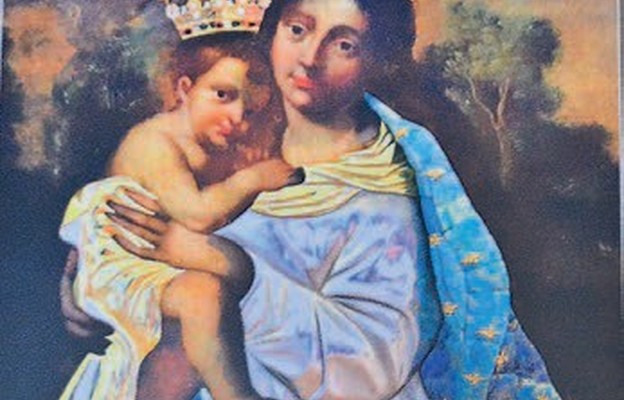 Ks. Kwieciński podarował rodzinom wiele kopii cudownego wizerunku Matki Bożej Piekoszowskiej na pamiątkę jubileuszu