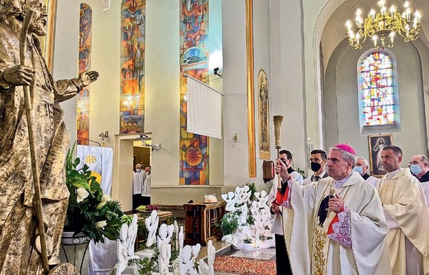 Na zakończenie Mszy św. pasterz poświęcił figurę św. Andrzeja Boboli, która niebawem stanie przed kościołem