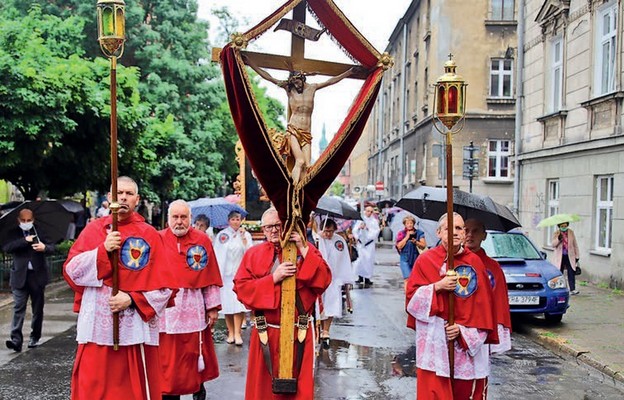 Procesja nadal robi wrażenie