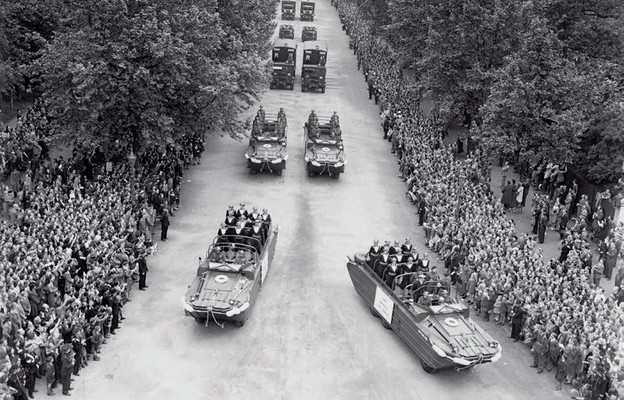 Cztery amfibie DUKW biorące udział w paradzie zwycięstwa w Londynie 8 czerwca 1946 r.