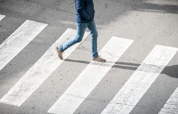 1 czerwca zaczęły obowiązywać przepisy dot. m.in. pieszych przechodzących przez przejście