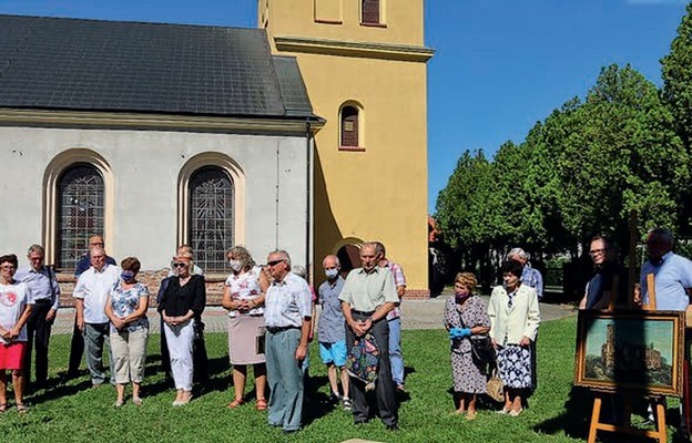 Laszanie przed kościołem św. Józefa Oblubieńca NMP w Pasikurowicach, 2020 r.