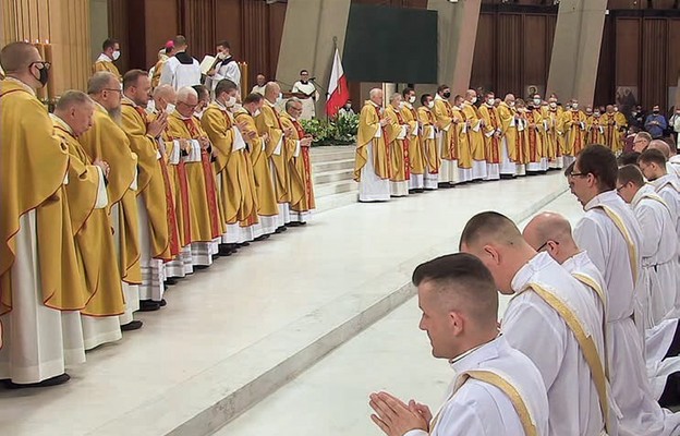 Neoprezbiterom towarzyszyło wielu kapłanów archidiecezji warszawskiej