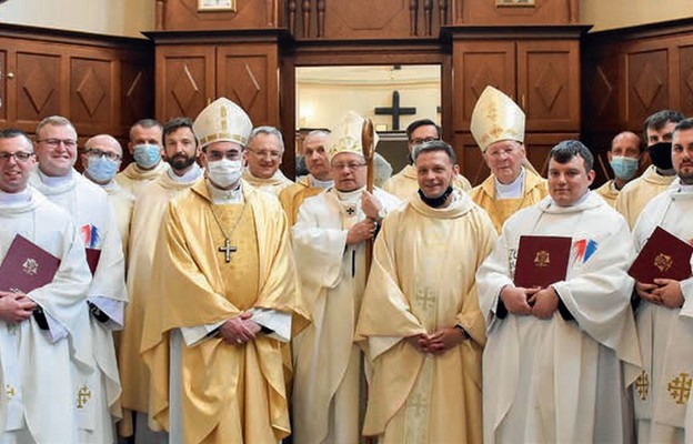 Neoprezbiterzy wraz z biskupami i przełożonymi seminarium