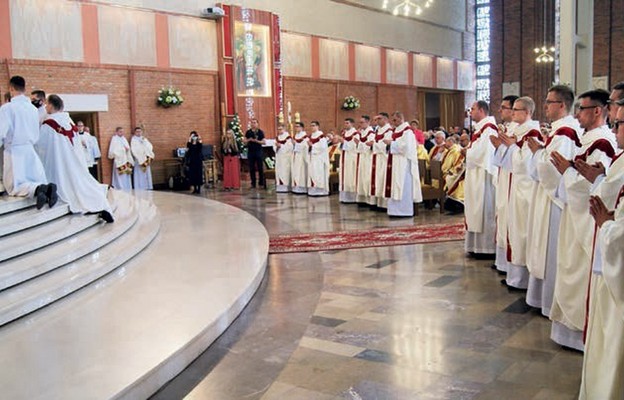 Bp Jan Piotrowski udziela sakramentu święceń prezbiteratu