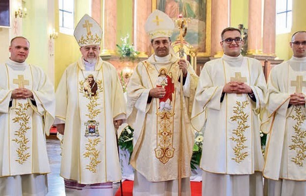 Nowi diakoni z biskupem seniorem Antonim Dydyczem i bp. Piotrem Sawczukiem