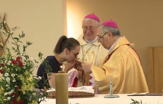 Agnieszka Nowak przyjmuje krzyż misyjny. 