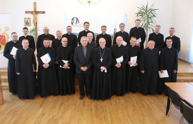Kapłani diecezji podczas spotkania z biskupem