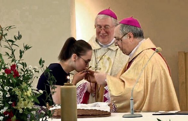 Misjonarka podczas posłania i odbioru znaku zbawienia z rąk nuncjusza apostolskiego w Polce abp. Salvatore Pennacchio