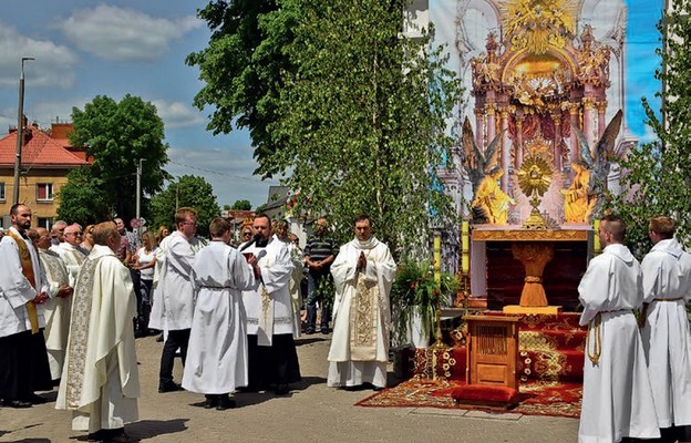 Procesji przewodniczy pasterz diecezji