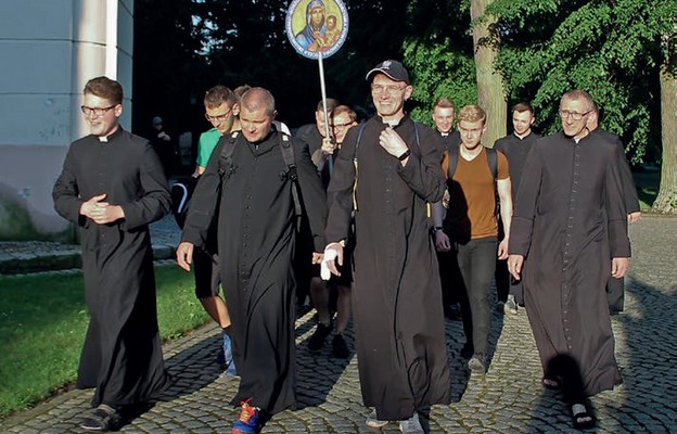 Klerycy podczas pieszej modlitwy o nowe powołania kapłańskie