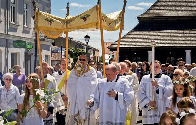 Bp Grzegorz Kaszak prowadzi procesję