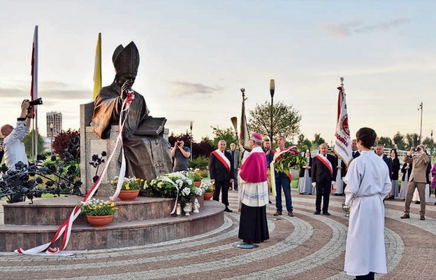 Pomnik został poświęcony w 30. rocznicę papieskiej wizyty