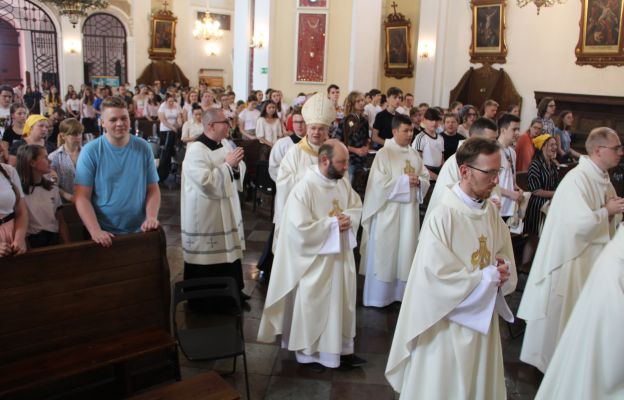 Bp Tadeusz Lityński przewodniczył Mszy św. z okazji Diecezjalnych Dni Młodzieży w Rokitnie