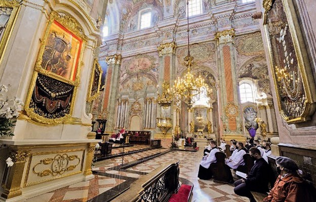 Przed obrazem Matki Bożej Płaczącej nieustannie modlą się wierni