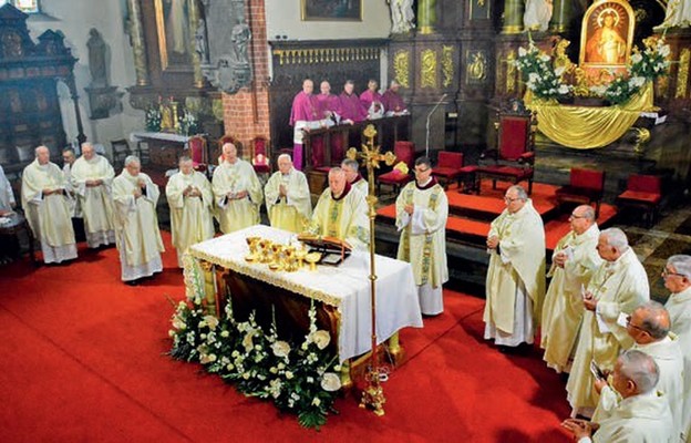 Biskup legnicki Zbigniew Kiernikowski przeżywał swoje jubileusze w gronie duchowieństwa i wiernych