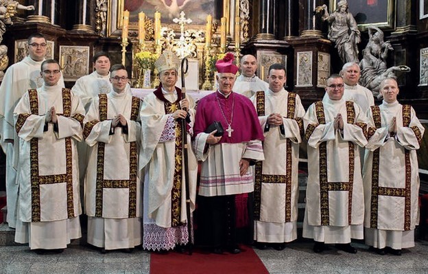 Nowo wyświęceni diakoni wraz z biskupami i przełożonymi seminarium