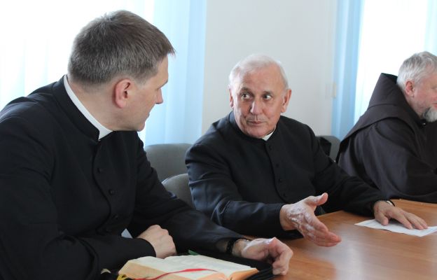 Ks. Mirosław Rakoczy i ks. Franciszek Skwarek to dwaj z ponad dwudziestu spowiedników katedralnych.