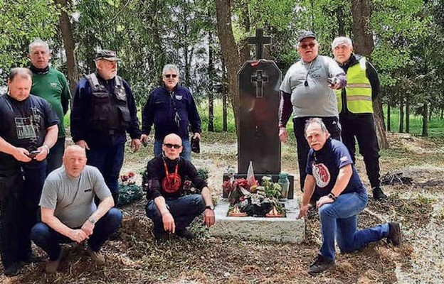 Symboliczny pomnik ku pamięci Polaków zamordowanych przez Ukraińców w 1943 r. w Kołodnie