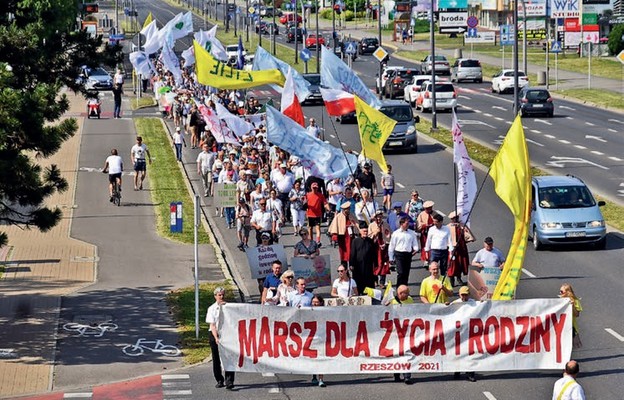 Uczestnicy marszu dają świadectwo zaangażowania w obronę życia