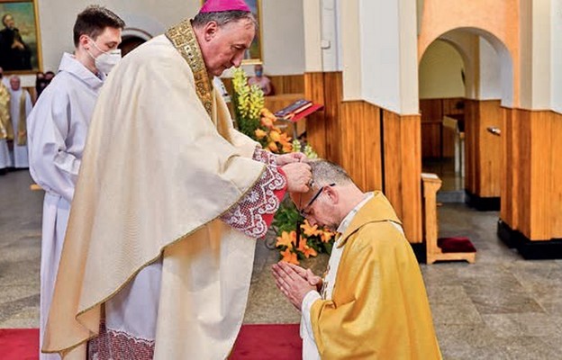 Biskup tarnowski wręcza krzyż misyjny ks. Grzegorzowi