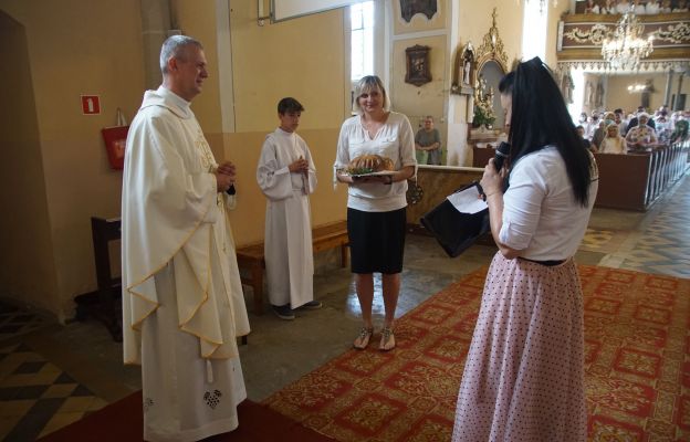 Powitanie nowego proboszcza przez miejscowych parafian
