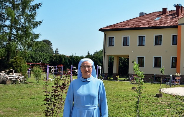 Siostra Dobromiła Kurek przed nowym domem dla swoich wychowanków