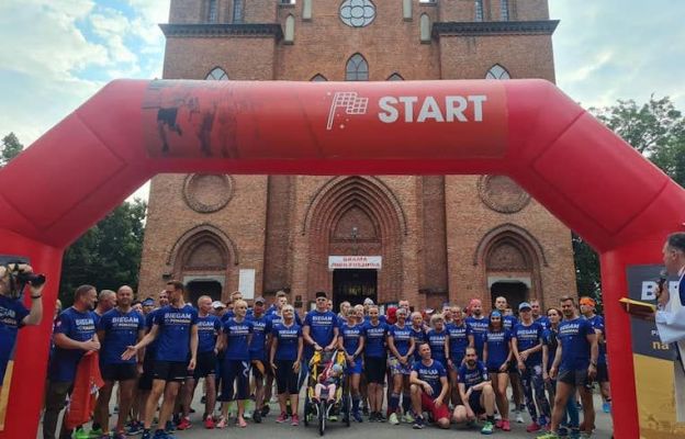 Biegacze wyruszają na pielgrzymi szlak z Sanktuarium Matki Bożej Chojeńskiej w Łodzi