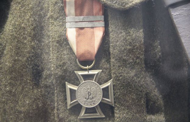 Krzyż Powstańczy – nieformalne odznaczenie nadawane w czasie powstania warszawskiego, wykonane ze zdobytych niemieckich krzyży walecznych. Do nich doklejano polską monetę, na której ryto znaczek Polski Walczącej oraz datę 1944