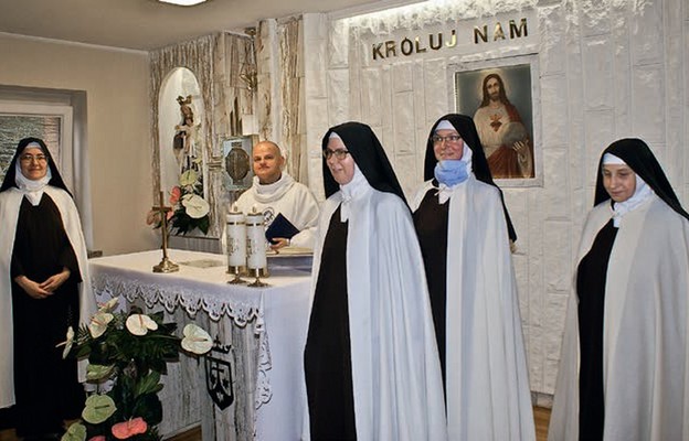 Ks. Mariusz Karaś z siostrami w kaplicy zakonnej