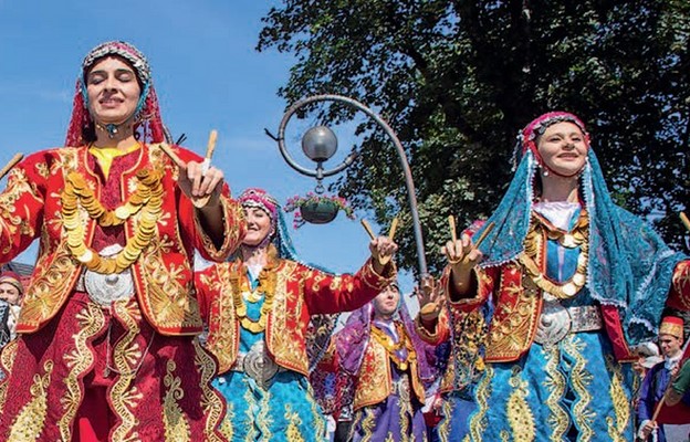 Festiwal to barwne spotkanie z tańcem i śpiewem