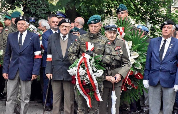 Ostatni żyjący powstańcy warszawscy oddają hołd swoim poległym kolegom i koleżankom