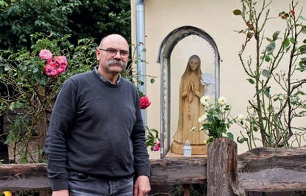 Autor wraz z wykonaną przez siebie figurą Matki Bożej, przed domem w Rzeplinie