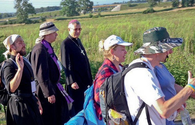 Biskup z pielgrzymami na trasie do Tyńca