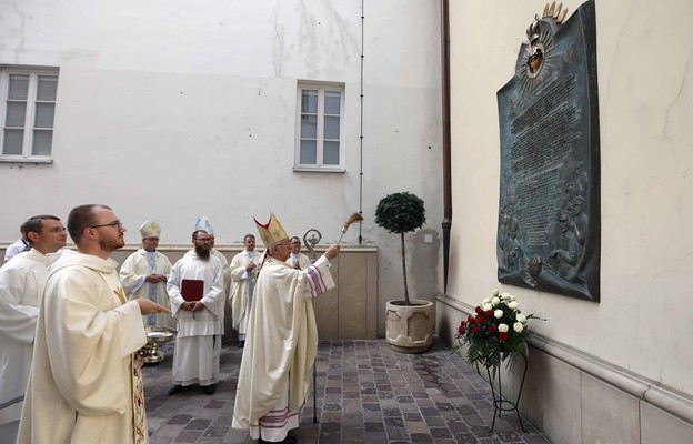 Metropolita częstochowski abp Wacław Depo podczas poświęcenia tablicy upamiętniającej 