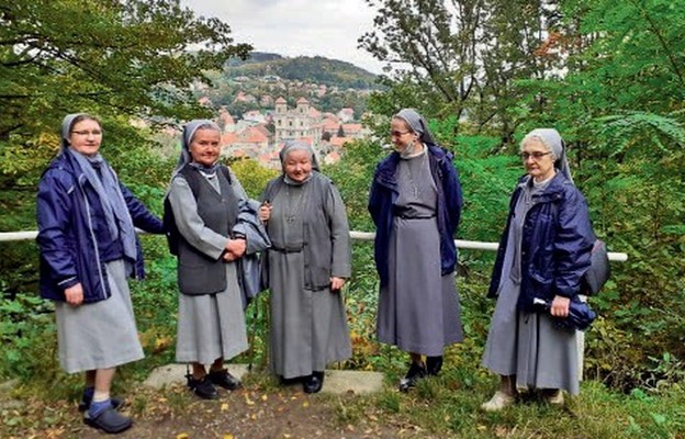 Siostry urszulanki na tle panoramy Barda