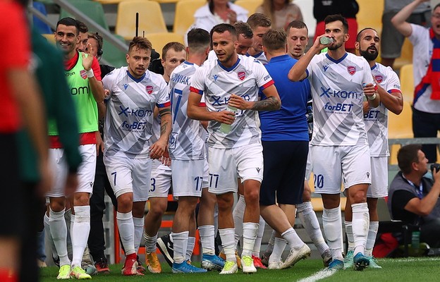 Radość zawodników Rakowa Częstochowa ze zdobytej bramki podczas pierwszego meczu 4. rundy eliminacji piłkarskiej Ligi Konferencji z KAA Gent, na Stadionie Miejskim, 19 bm.