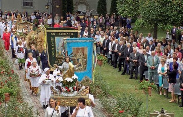 Procesja liturgiczna z feretronami i wieńcami dożynkowymi